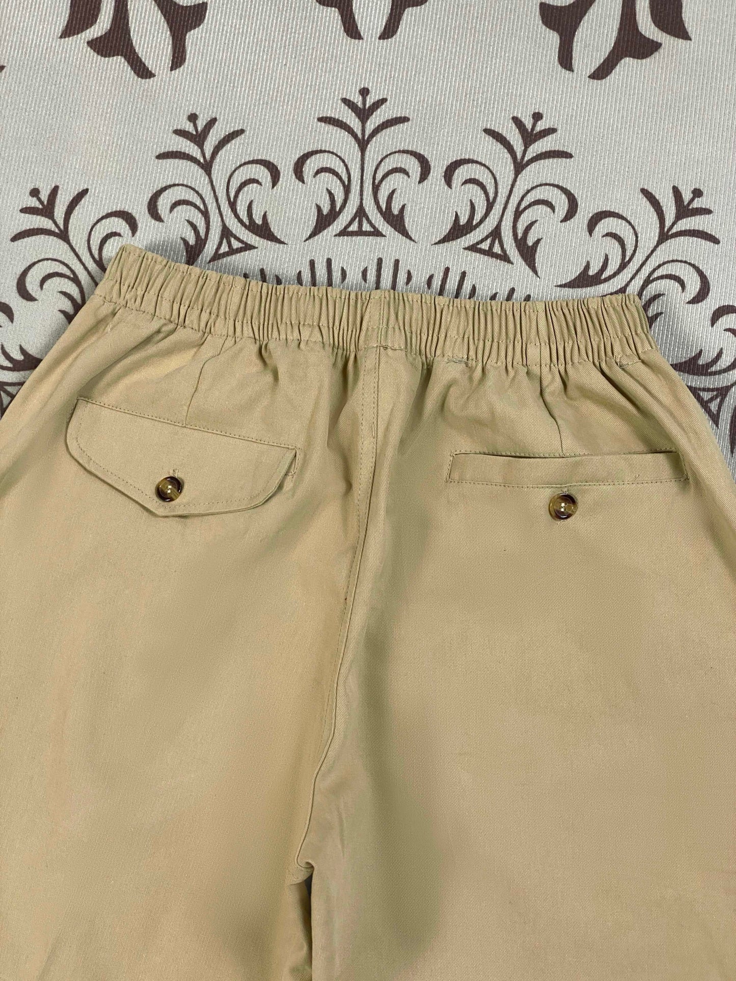 Men and women with the same new Joker couple style elastic waist zipper casual shorts.
